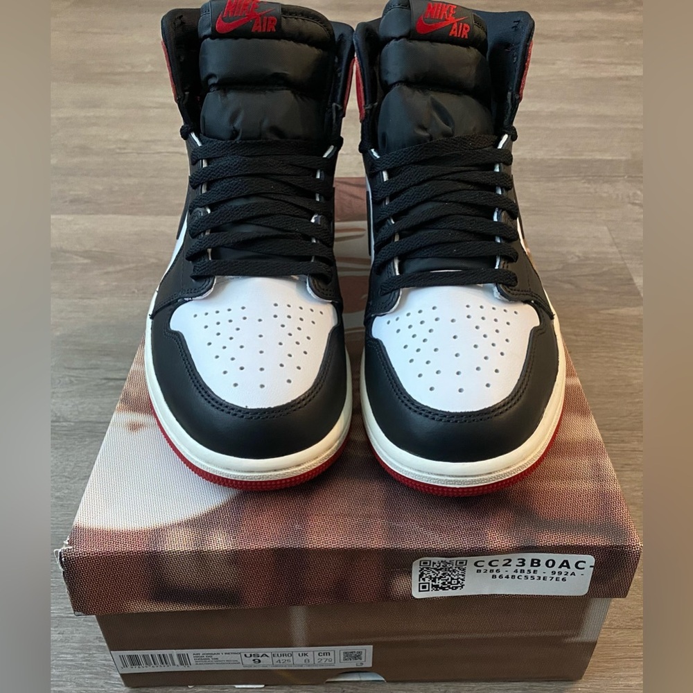 Jordan 1 black toes 2025 Men size 9 used